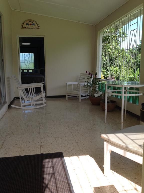 Maison d'hôtes Chillax On Our Farm à Ocho Ríos Extérieur photo